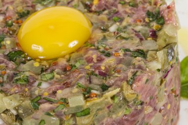 Steak tartare ile yumurta