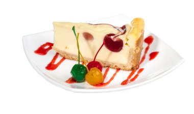 bir dilim beyaz zemin üzerine vişneli cheesecake closeup