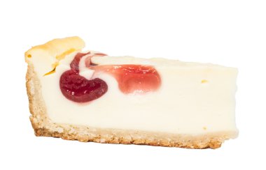 bir dilim beyaz zemin üzerine vişneli cheesecake closeup