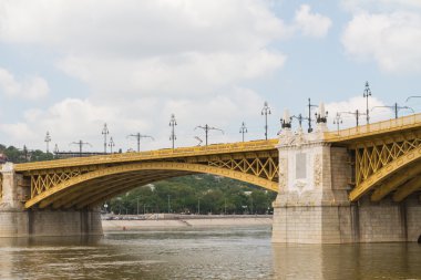 Budapeşte'de yakın zamanda yenilenen margit Köprüsü manzaralı görünüm.