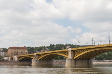 Budapeşte'de yakın zamanda yenilenen margit Köprüsü manzaralı görünüm.