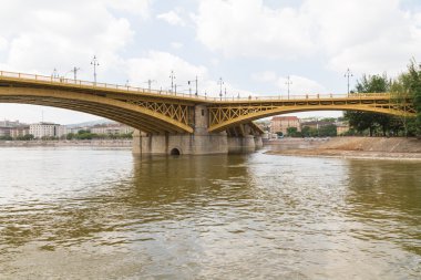 Budapeşte'de yakın zamanda yenilenen margit Köprüsü manzaralı görünüm.