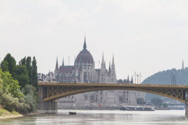 Budapeşte'de yakın zamanda yenilenen margit Köprüsü manzaralı görünüm.