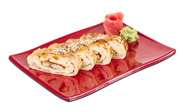 Omelett maki sushi - rulle tillverkad av rökt ål inuti. toppad med — Stockfoto