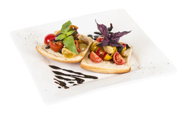 Tomates suculentos em pão fresco, pesto como cobertura — Fotografia de Stock