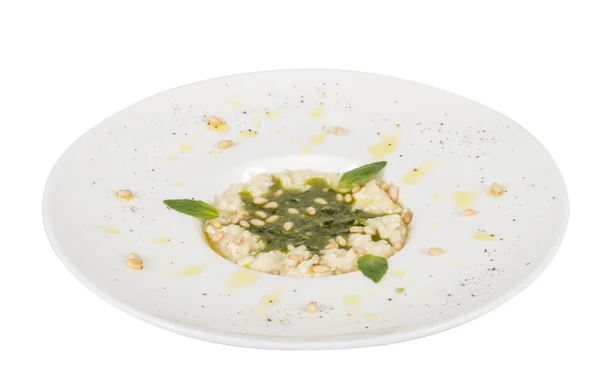 Zdjęcie danie smaczne risotto z ziół i orzechów cedrowych na Zielone Świątki — Zdjęcie stockowe