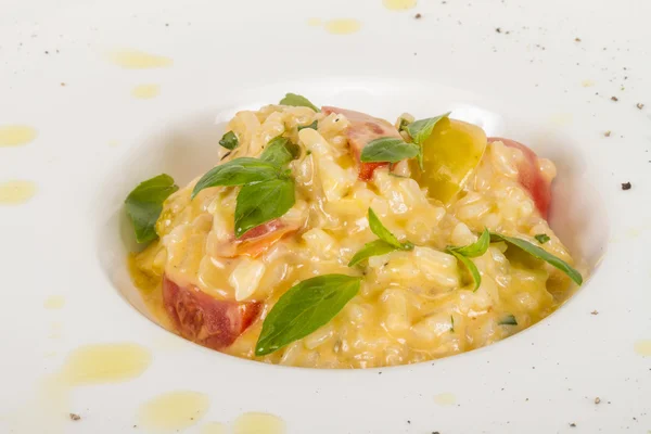 Foto de delicioso plato de risotto con hierbas y tomate en blanco b — Foto de Stock