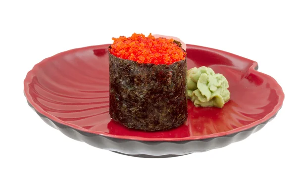 Sushi mit Fischkaviar vor weißem Hintergrund — Stockfoto
