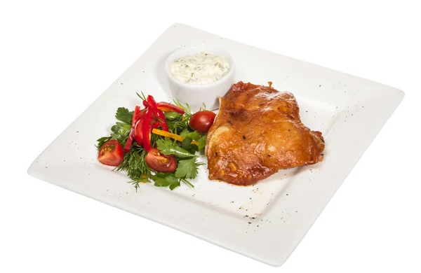 Жареная курица с овощами на белой тарелке — стоковое фото