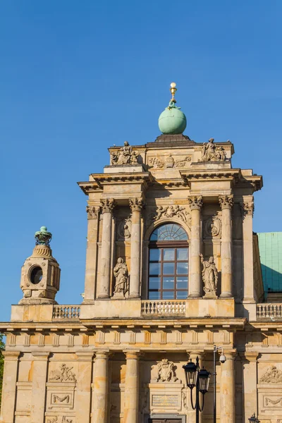 Warschau, Polen - Karmelitenkirche in der berühmten Krakowskie przedmies — Stockfoto