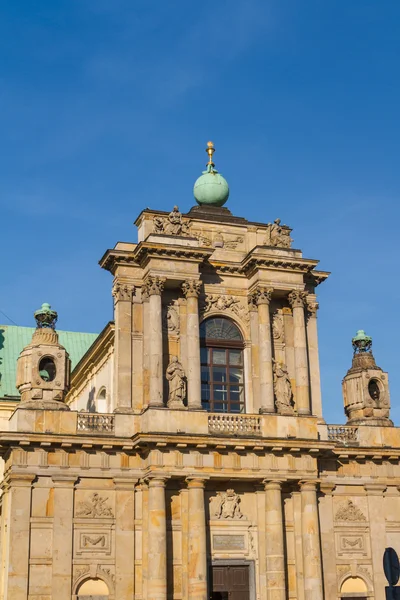Varsovia, Polonia - Iglesia carmelita en el famoso Krakowskie Przedmies —  Fotos de Stock