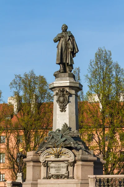 Varsóvia, capital da Polónia. Monumento de Adam Mickiewicz, o — Fotografia de Stock