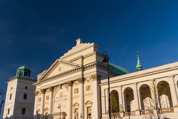 Varsovia, Polonia. Iglesia neoclásica de Santa Ana en el barrio antiguo —  Fotos de Stock