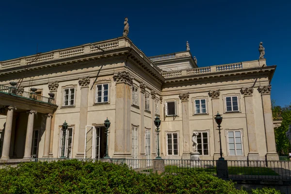 The Lazienki palace in Lazienki Park, Warsaw. Lazienki Krolewski — Stock Photo, Image