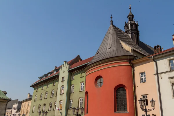 Budovy na malém náměstí starého města v Krakově — Stock fotografie