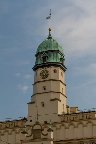 在 15 世纪大会堂之际卡齐米日的 Plac Wolnica 中央 — 图库照片