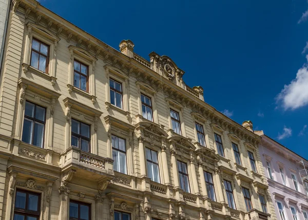 Bâtiments typiques du XIXe siècle dans le quartier du château de Buda à Budape — Photo
