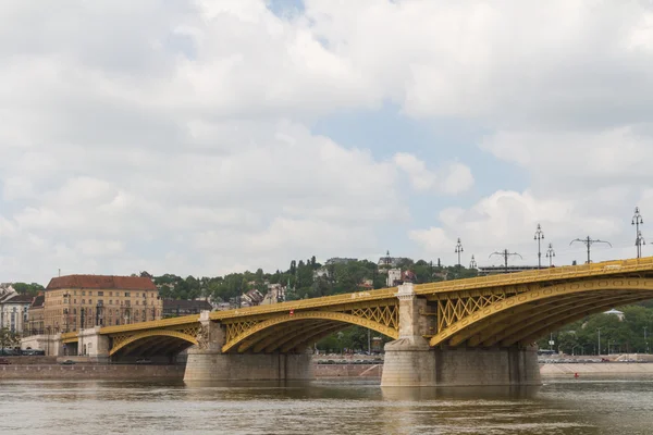 Живописный вид на недавно обновленный Марфо-Мариинский мост в Будапеште . — стоковое фото