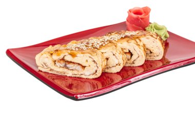 omlet maki sushi - içinde füme yılan balığı bir rulo yaptı. ile tepesinde