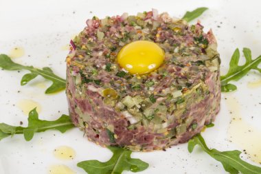 Steak tartare ile yumurta