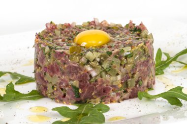 Steak tartare ile yumurta