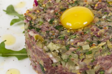 Steak tartare ile yumurta