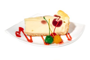 bir dilim beyaz zemin üzerine vişneli cheesecake closeup