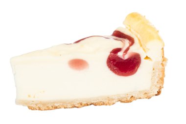 bir dilim beyaz zemin üzerine vişneli cheesecake closeup