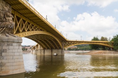 Budapeşte'de yakın zamanda yenilenen margit Köprüsü manzaralı görünüm.