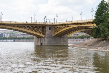 Budapeşte'de yakın zamanda yenilenen margit Köprüsü manzaralı görünüm.