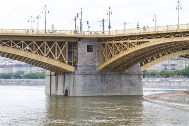 Budapeşte'de yakın zamanda yenilenen margit Köprüsü manzaralı görünüm.