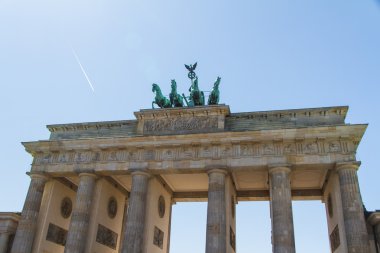 Brandenburger Tor (Brandenburg Kapısı) Antik ağ geçididir