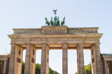 Brandenburger Tor (Brandenburg Kapısı) Antik ağ geçididir