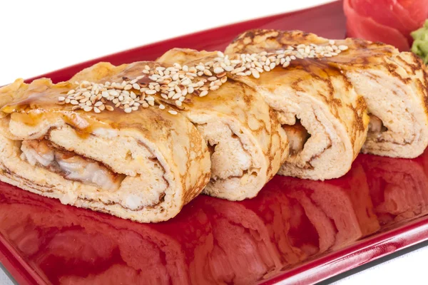 Omlet maki sushi - içinde füme yılan balığı bir rulo yaptı. ile tepesinde — Stok fotoğraf