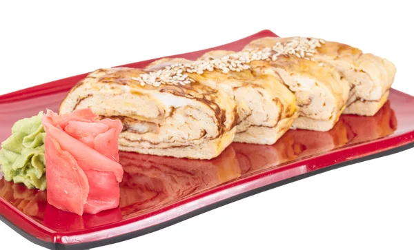 Omlet maki sushi - içinde füme yılan balığı bir rulo yaptı. ile tepesinde — Stok fotoğraf