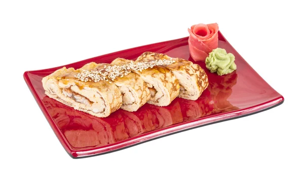 Omlett Maki Sushi - Roll készült füstölt angolna belül. Tetején — Stock Fotó