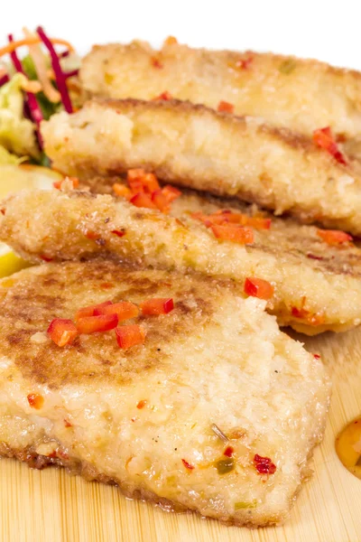 Filetes de peixe fritos com salada . — Fotografia de Stock