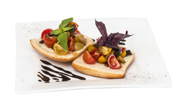 Pomodori succosi sul pane fresco, pesto come condimento — Foto Stock