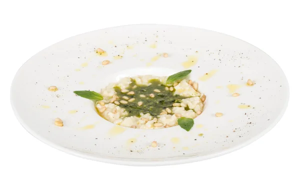 Φωτογραφία του πιάτο νοστιμότατο Ριζότο με βότανα και ΚΑΡΥΔΙ κέδρων στο μόριο — Φωτογραφία Αρχείου
