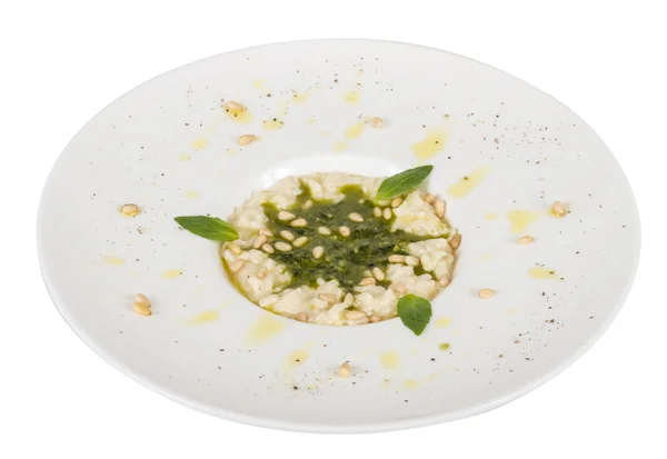 Foto van heerlijke risotto schotel met kruiden en cedar moer op whit — Stockfoto