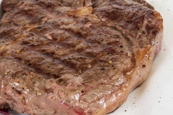白い背景で隔離の牛肉のグリル ステーキ — ストック写真