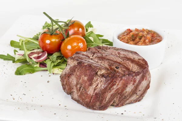 Gegrilde biefstuk geïsoleerd op een witte achtergrond — Stockfoto
