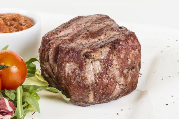 Bife de carne grelhada isolado em um fundo branco — Fotografia de Stock