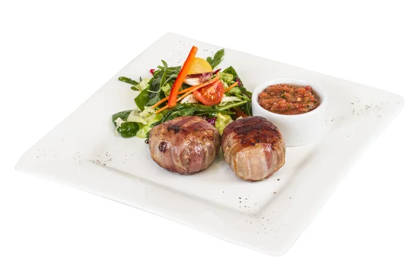 Steak grillé enveloppé dans du bacon, avec légumes grillés, purée — Photo