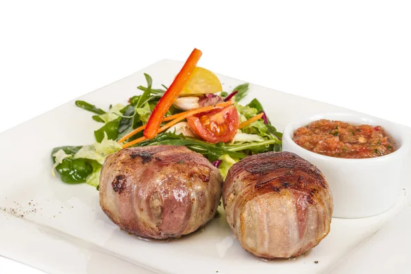 Grilovaný steak balený ve slanině, s grilovanou zeleninou, šťouchané — Stock fotografie