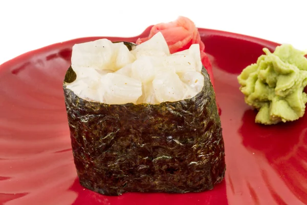 Whi の分離された帆立貝のこうしたスライスとスパイス寿司保立します。 — ストック写真
