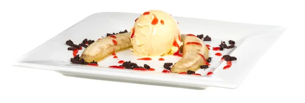 Pečeme banánový s vanilkovou zmrzlinou a karamelovým sirupem, izolované na bílém s ořezovou cestou — Stock fotografie