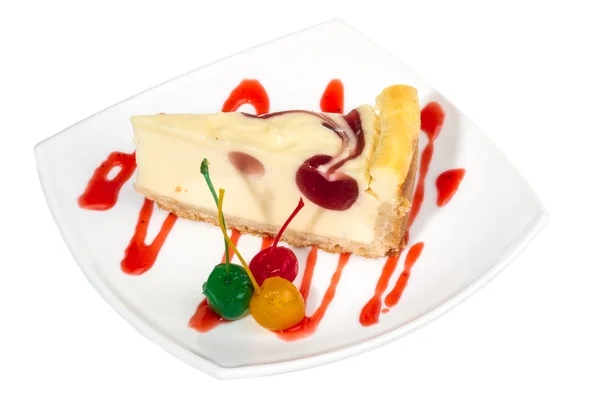 Primer plano de una rebanada de pastel de queso de cereza sobre un fondo blanco — Foto de Stock