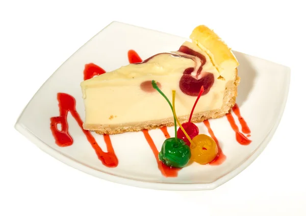 Bir dilim beyaz zemin üzerine vişneli cheesecake closeup — Stok fotoğraf