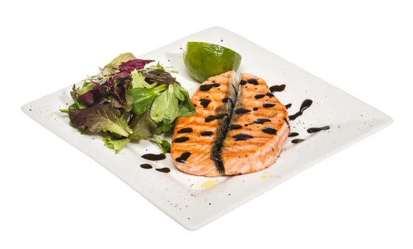 Porción de pescado salado: filete de salmón noruego asado adornado — Foto de Stock